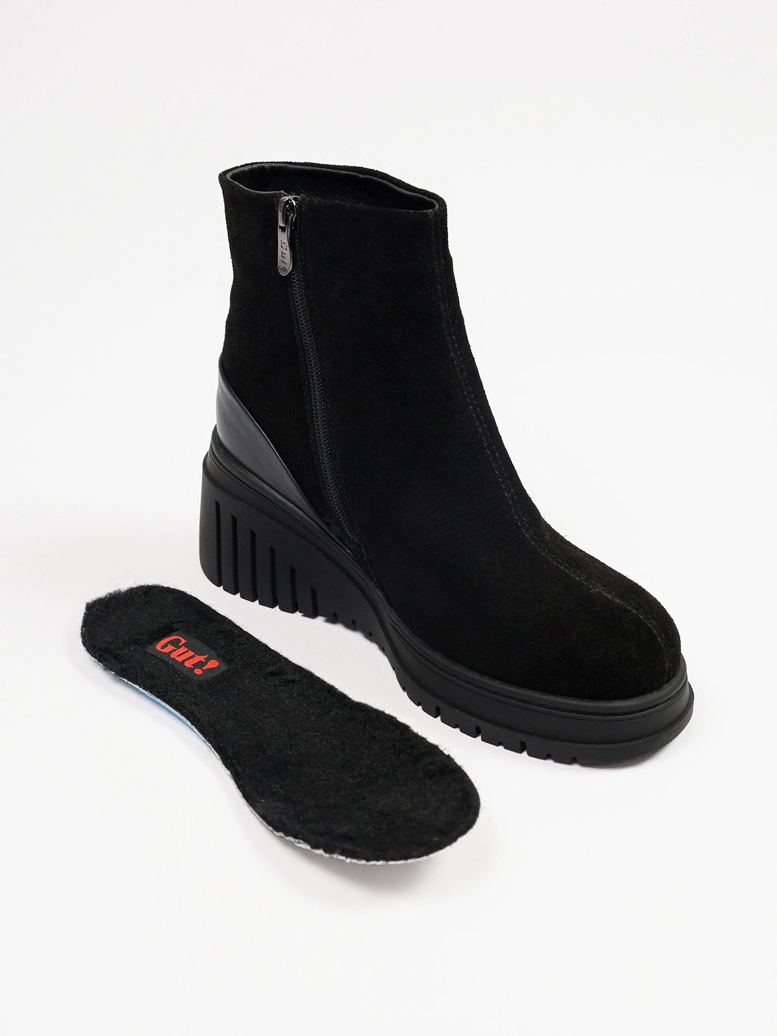 Ботинки черного цвета на высокой танкетке